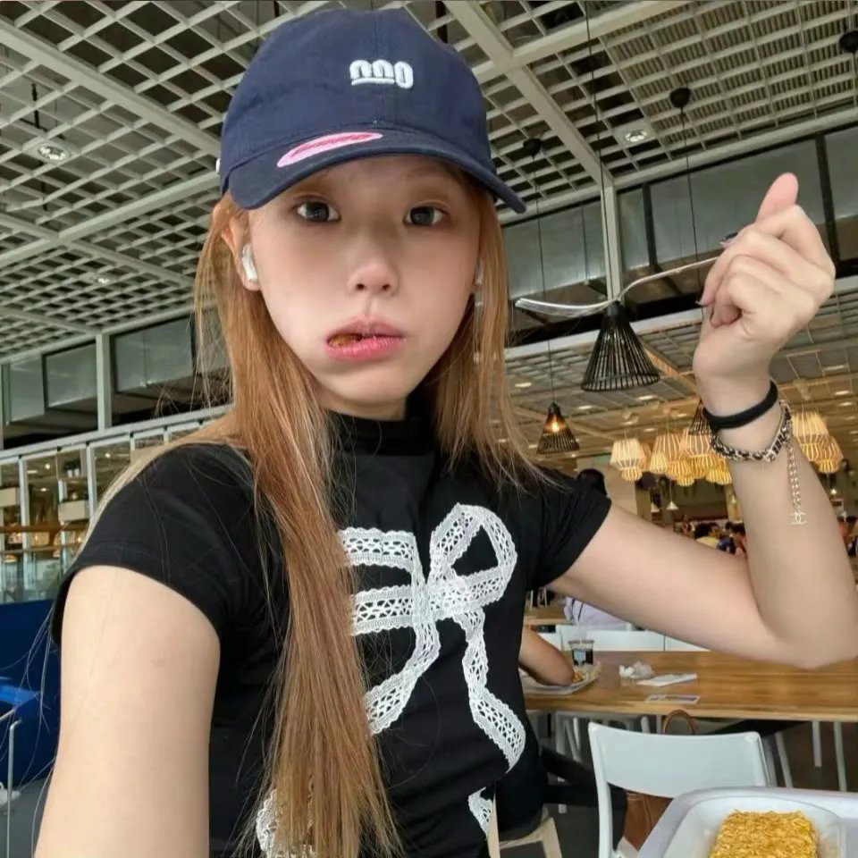 隐藏人物海报